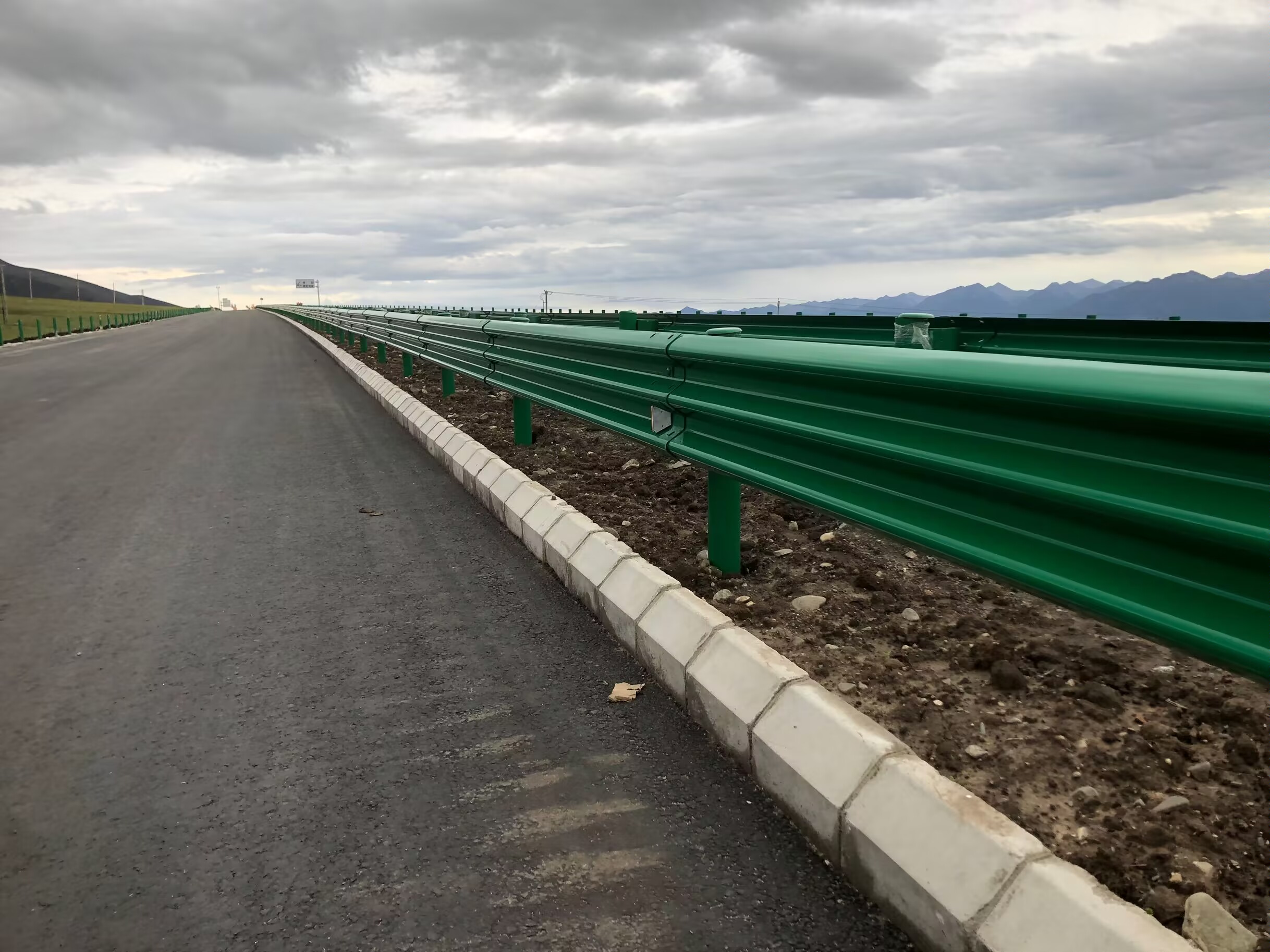 左贡县乡村公路波形护栏热镀锌喷塑波形护栏 - 推荐